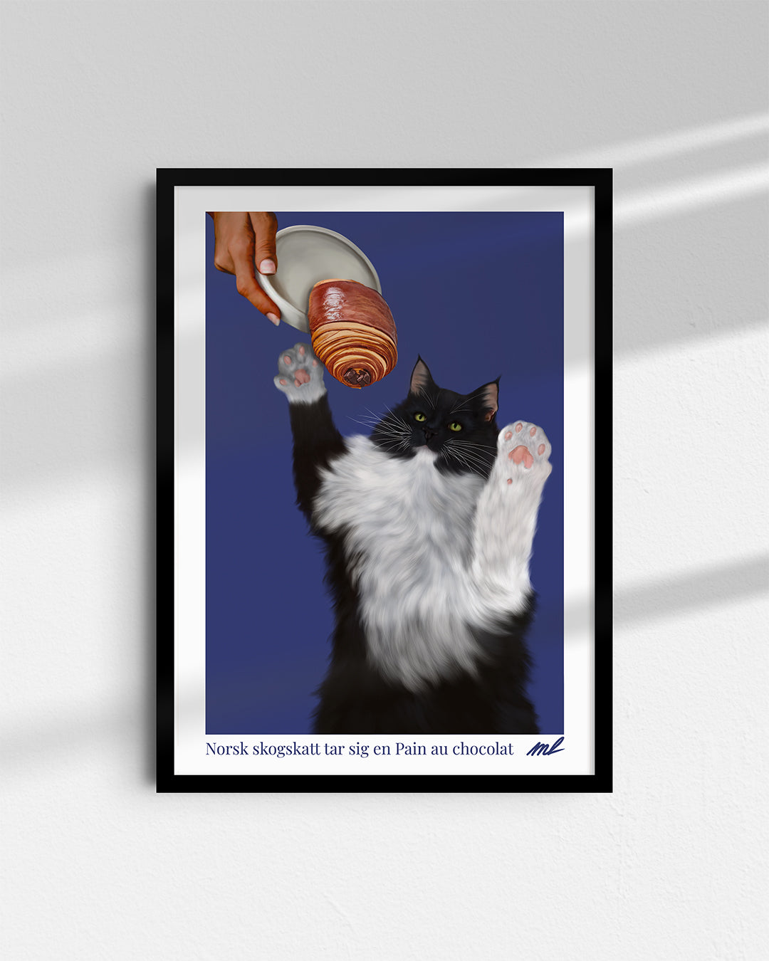 Norsk skogskatt tar sig en Pain au chocolat